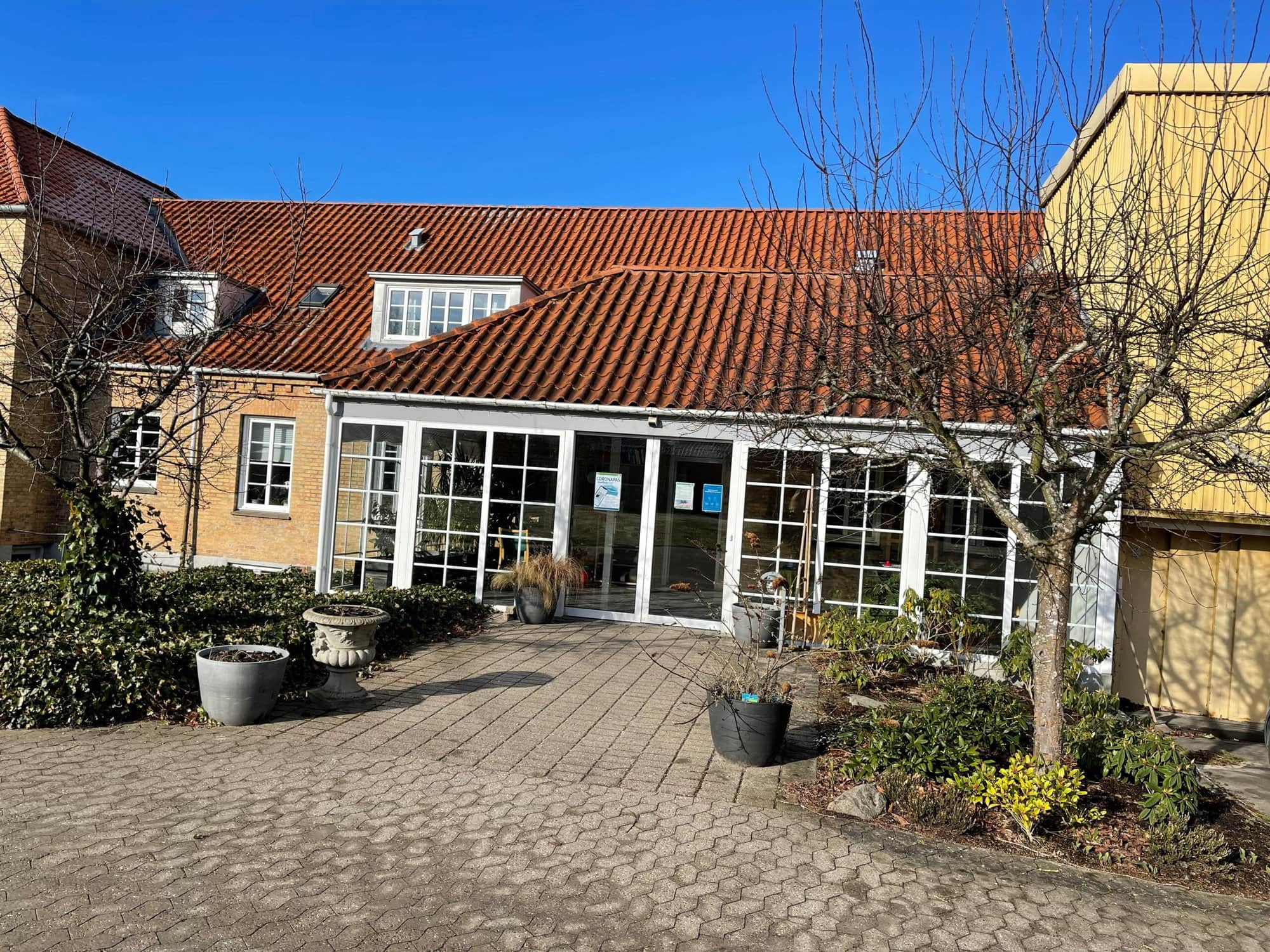 Bygning som huser Brommeparken, Filadelfias træningscenter, dagcenter og administration