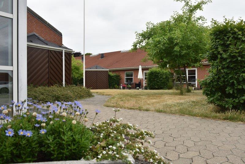 Egebo, Filadelfia er en rødstensbygning med blomstrende haver
