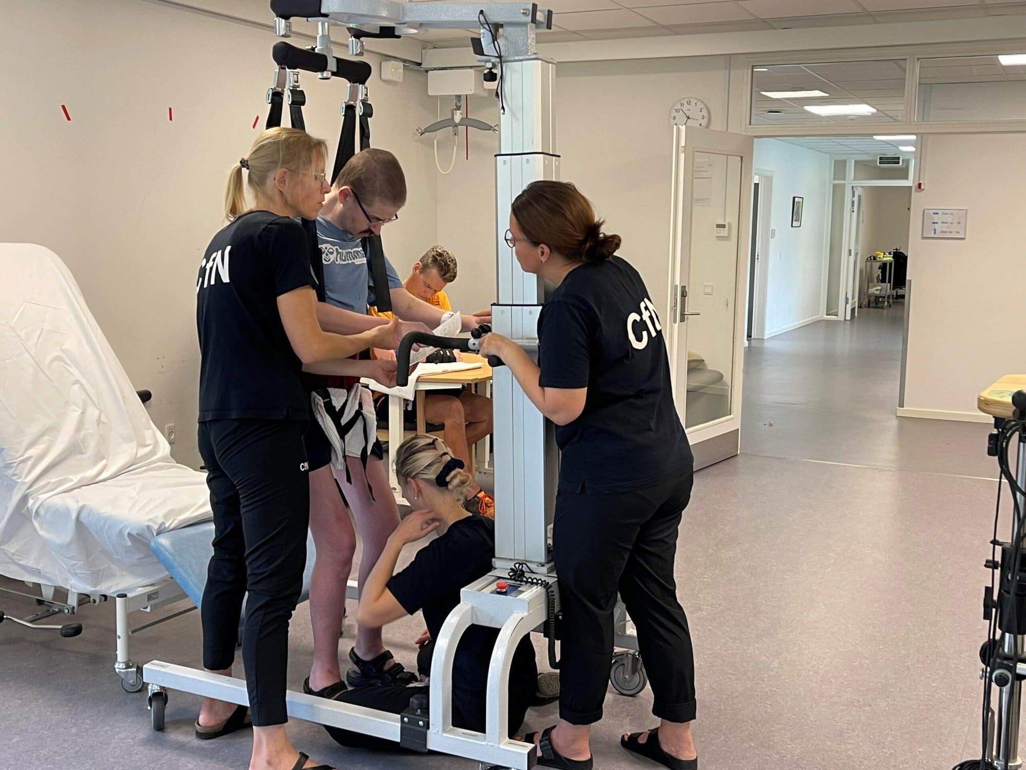 Patient med erhvervet hjerneskade i LiteGait under indlæggelse på Center for Neurorehabilitering, Filadelfia.