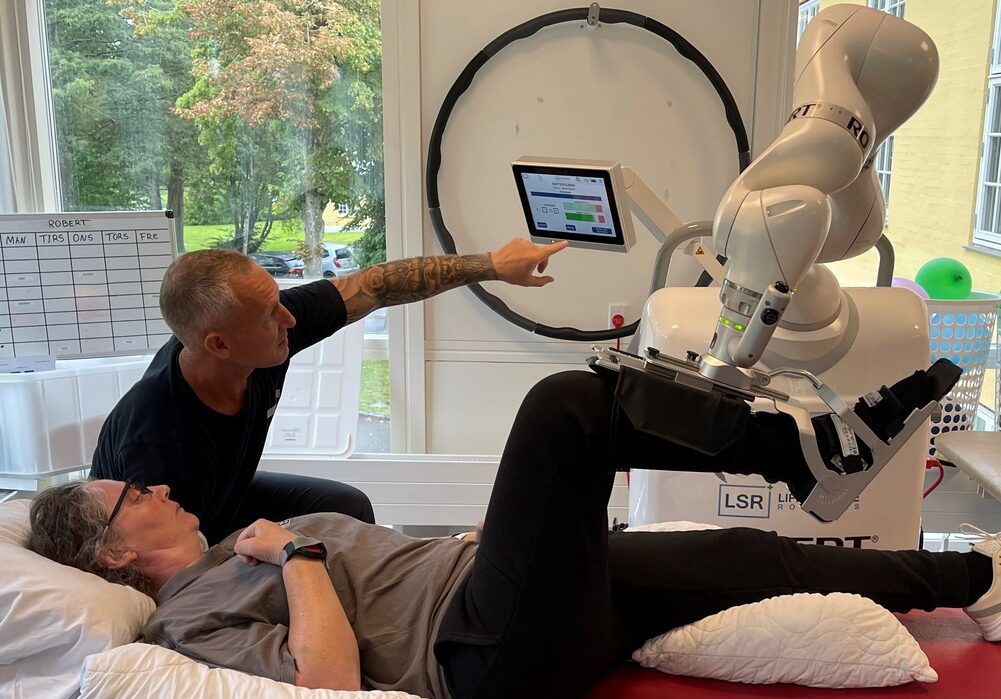 Patient med erhvervet hjerneskade træner benøvelser med Robert på Center for Neurorehabilitering, Filadelfia.