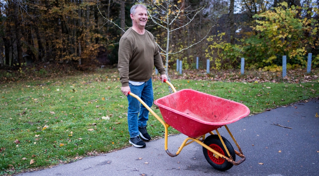 Beboer på døgntilbuddet Brommeparken, Filadelfia arbejder i haven med trillebør