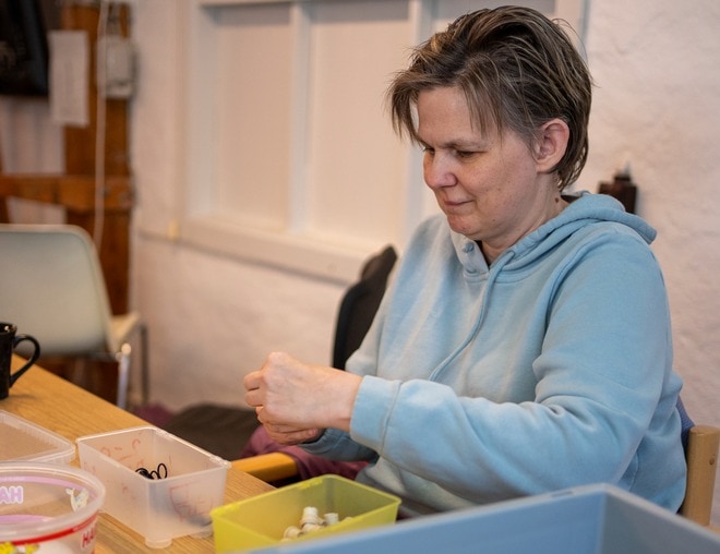 Borger arbejder på værksted, Rehabilitering og Udviklingscenter, Filadelfia