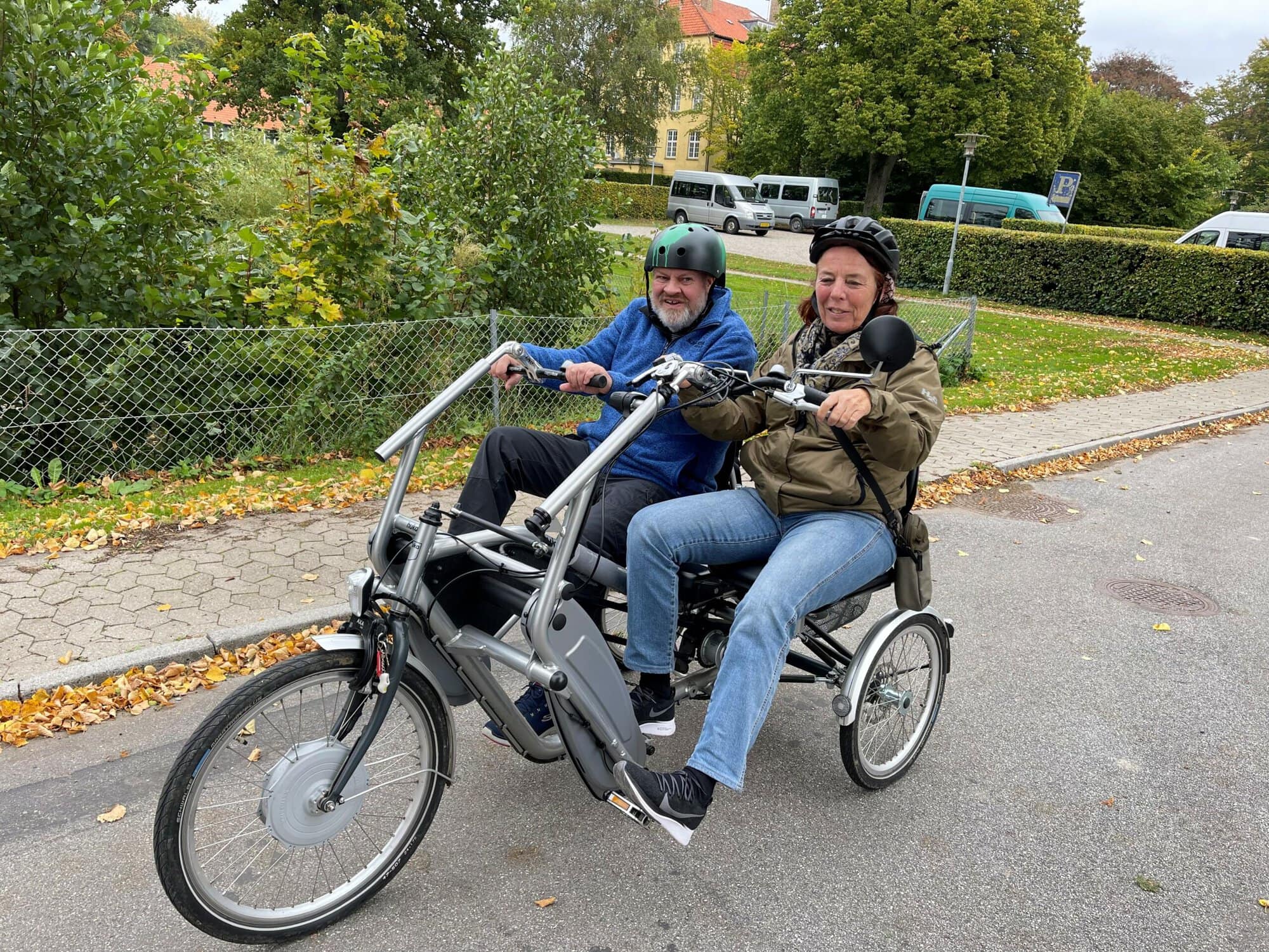 Beboer og medarbejder på døgntilbuddet Egebo cykler rundt på Filadelfias område