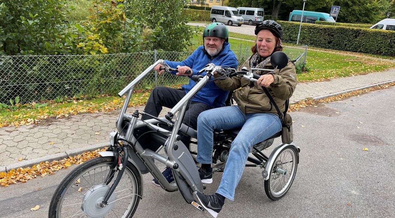 Beboer og medarbejder fra døgntilbuddet Egebo cykler rundt på Filadelfias område