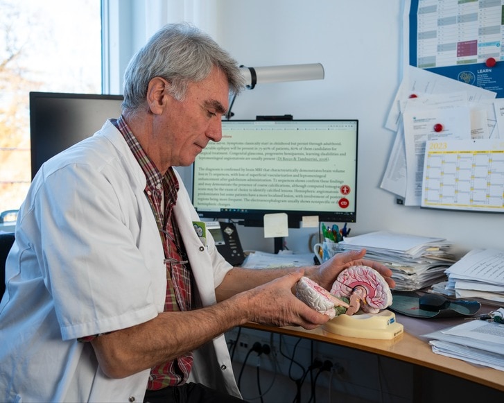 Professor Guido Rubboli fra Epilepsihospitalet Filadelfia på sit kontor