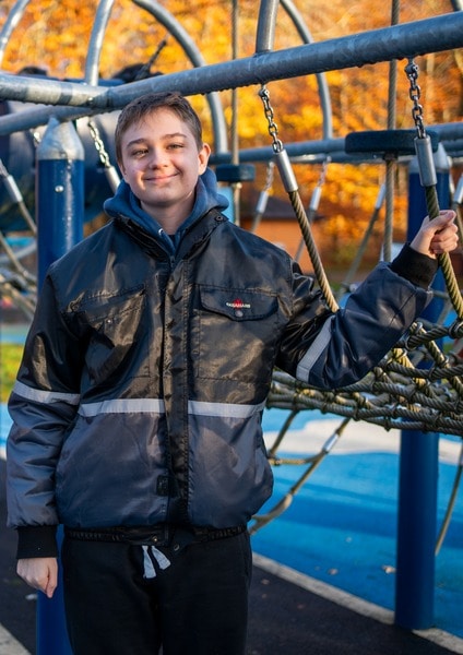 Skoleelev på Børneskolen, Filadelfias legeplads, som er udviklet specielt til børn og unge med epilepsi