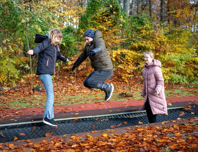 Elever på Børneskolen, Filadelfia hopper i trampolin udenfor på legepladsen