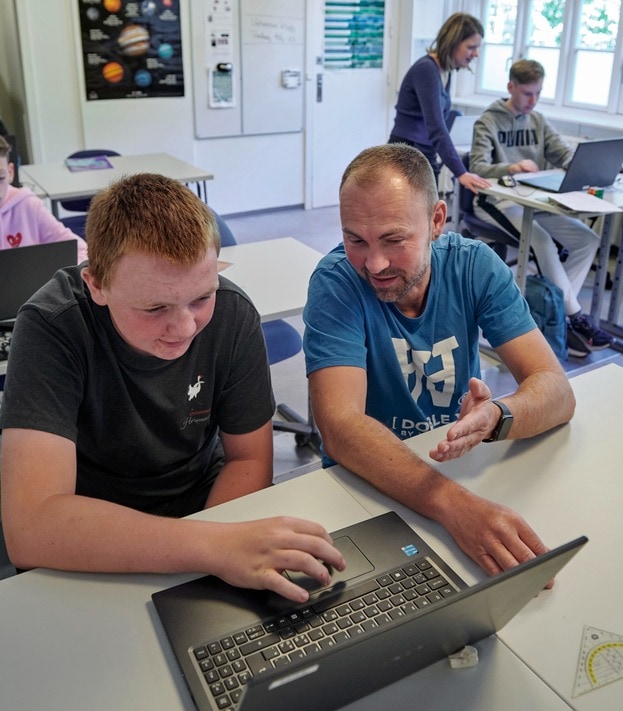 Foto af elev og lærer ved computer på specialskolen Børneskolen, Filadelfia.