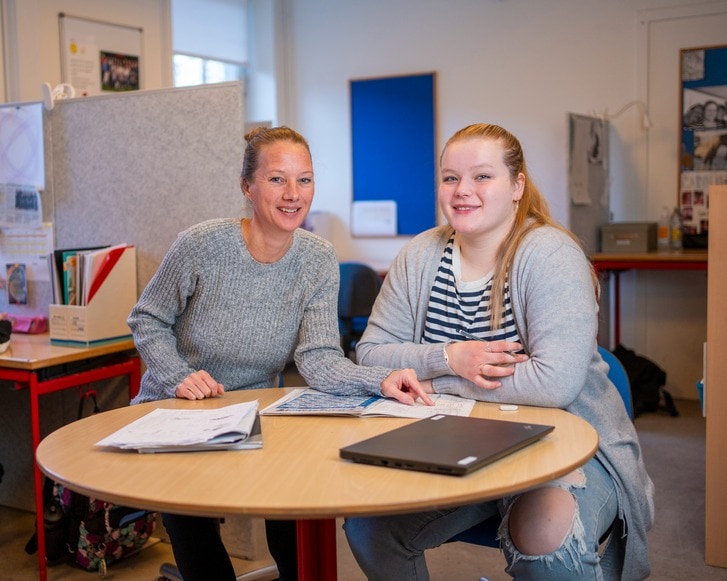 Lærer og skoleelev laver skolearbejde på Børnekskolen, Filadelfia
