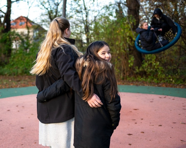 Foto af to skoleelever på legepladsen ved Børneskolen, Filadelfia.