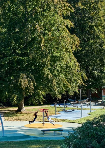 Foto af to piger i et af legeredskaberne på Børneskolen, Filadelfias legeplads