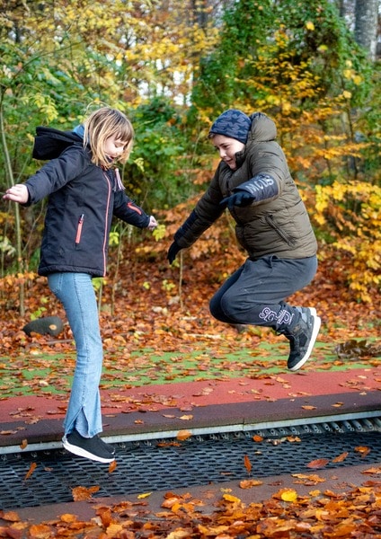 To elever hopper i trampolin på Børneskolen, Filadelfia.