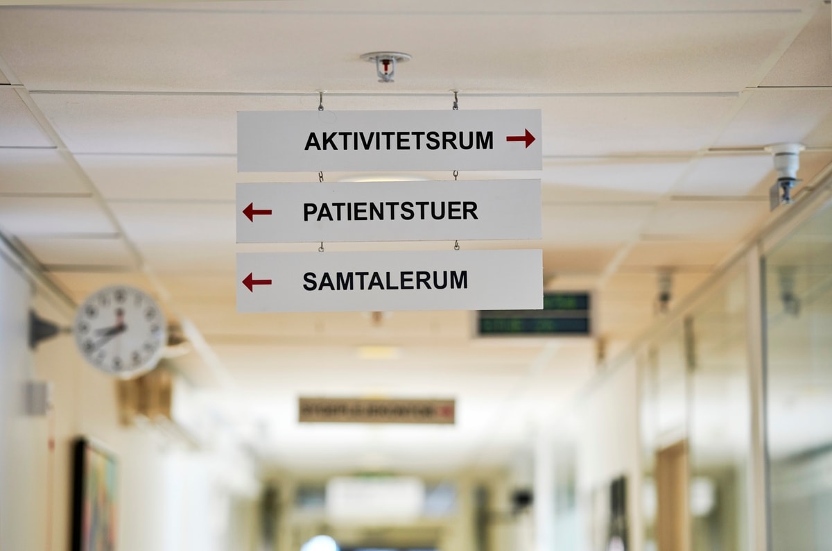 Foto af skilte på Epilepsihospitalet, Filadelfia i Dianalund