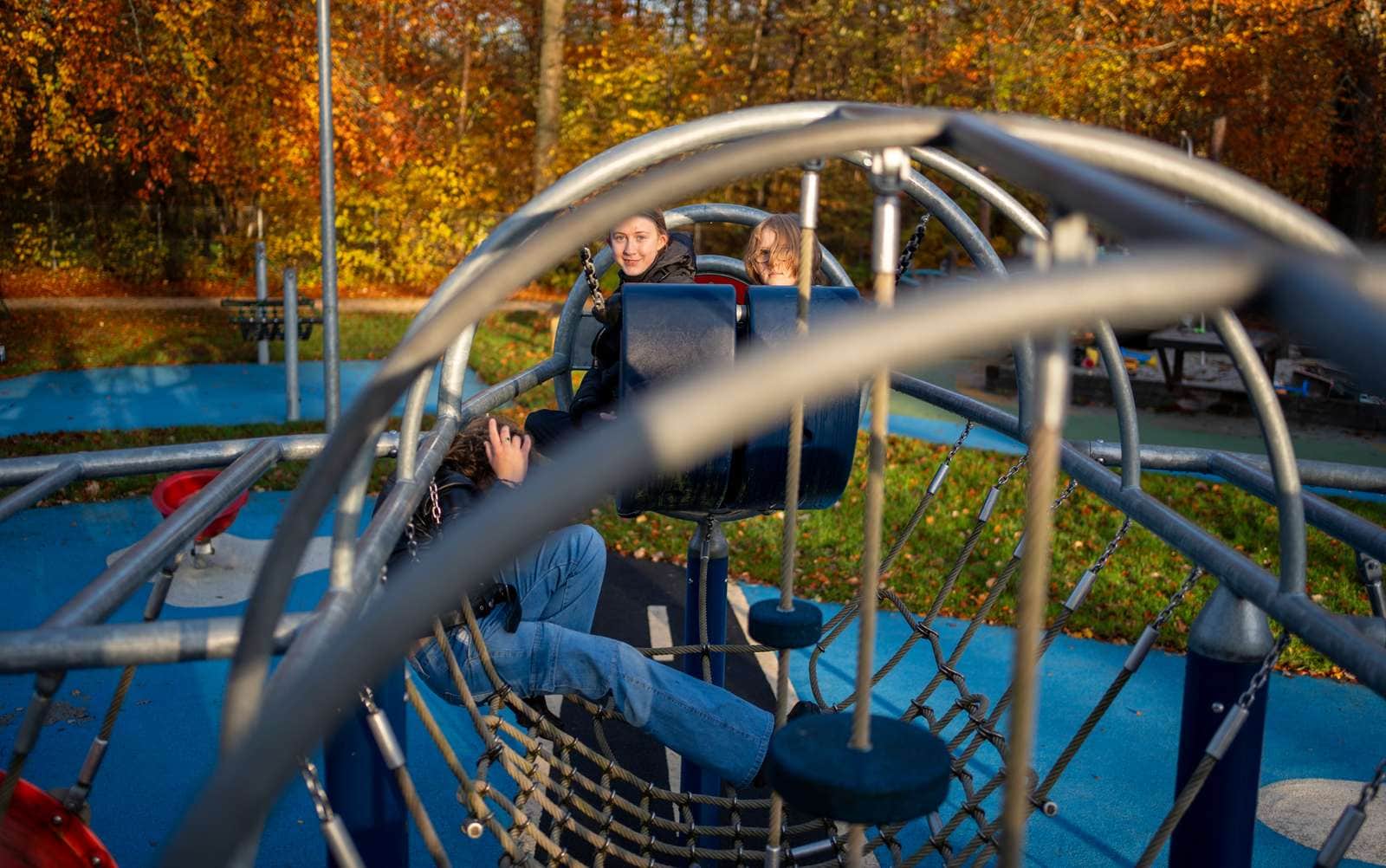 Foto af elever på Epilepsihospitalets Filadelfias legeplads i Dianalund