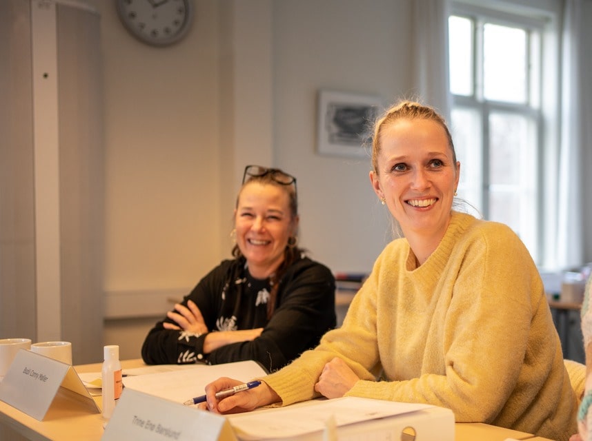 Foto af to kursister på efteruddannelse på Filadelfia Uddannelse i Dianalund