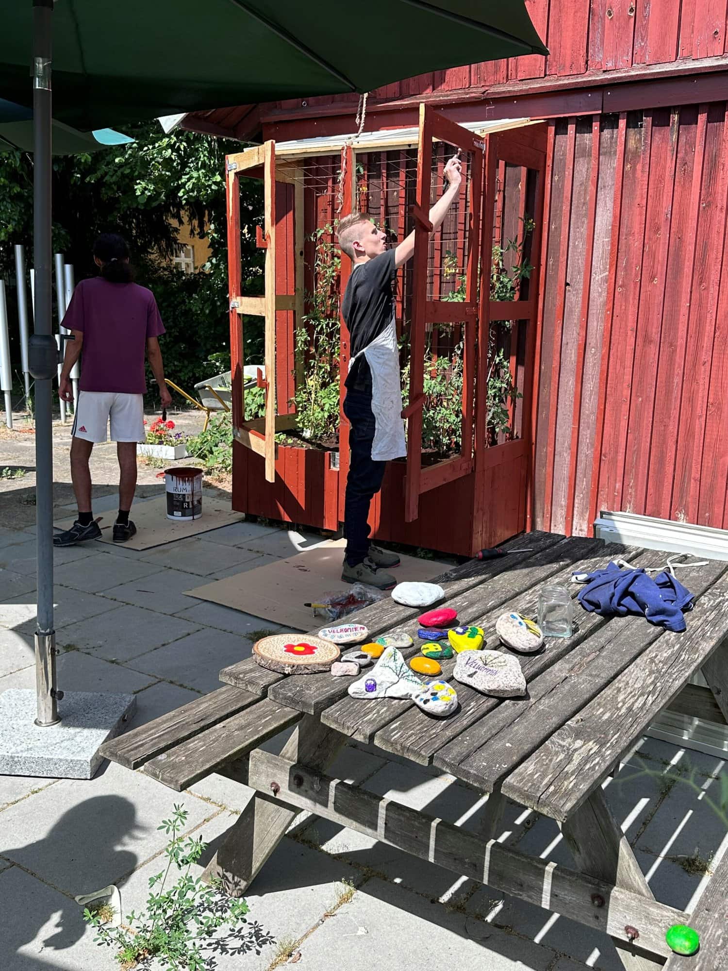 Foto af Særligt Tilrettelagt Ungdomsuddannelse, hvor elev maler