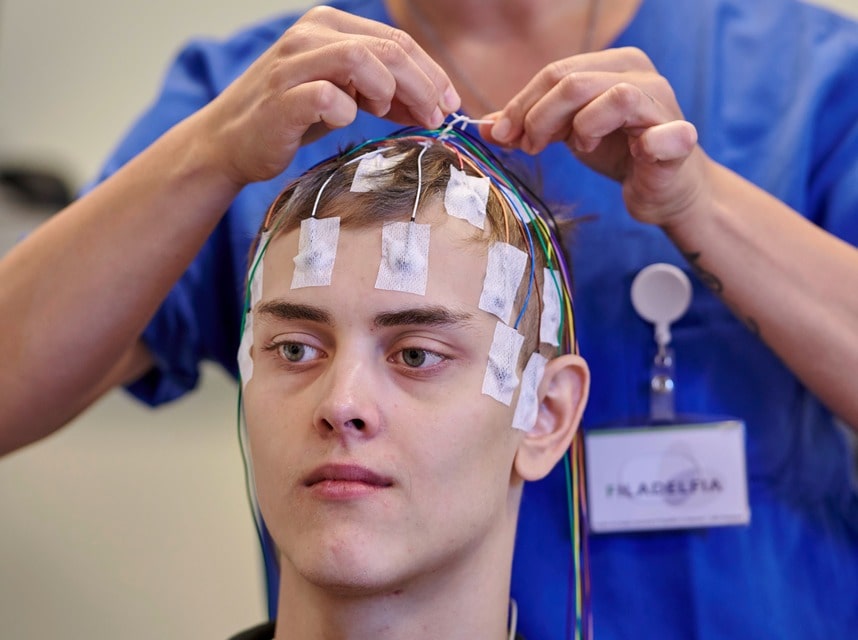 Foto af elektroder, der bliver sat på patients hoved i EMU'en på Epilepsihospitalet Filadelfia