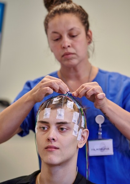 Foto af patient og medarbejder i EMU på Epilepsihospitalet Filadelfia i Dianalund