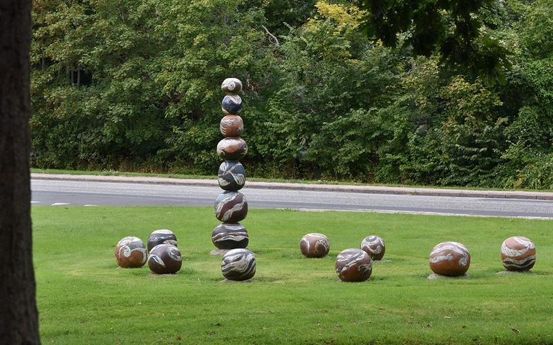 Foto af stenkunst på Filadelfia i Dianalund