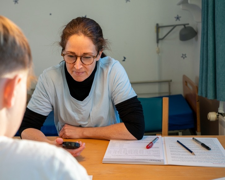 Foto af psykolog som tester patient på Epilepsihospitalet Filadelfia i Dianalund