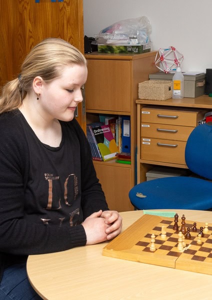 Elev spiller skak på specialskolen Børneskolen, Filadelfia i Dianalund.