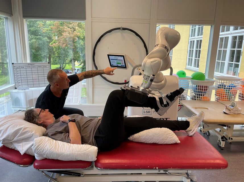 Patient med hjerneskade genoptræner med terapeut på Center for Neurorehabilitering i Dianalund.