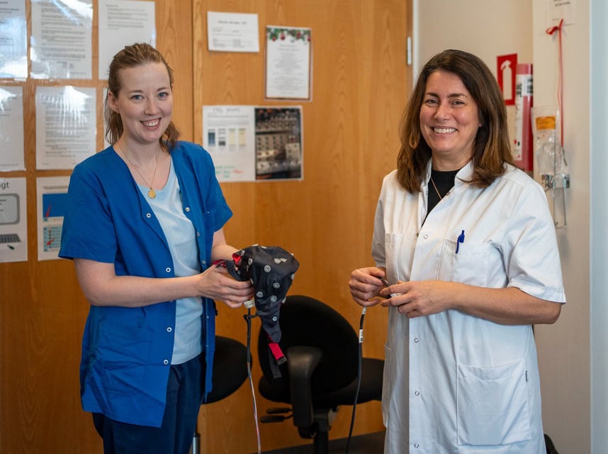 Foto af medarbejdere med udstyr fra Neurofysiologisk Klinik på Epilepsihospitalet, Filadelfia i Dianalund