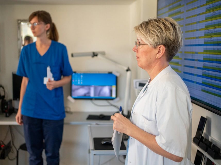 Foto af læge og sygeplejerske ved morgenmøde på Epilepsihospitalet, Filadelfia i Dianalund
