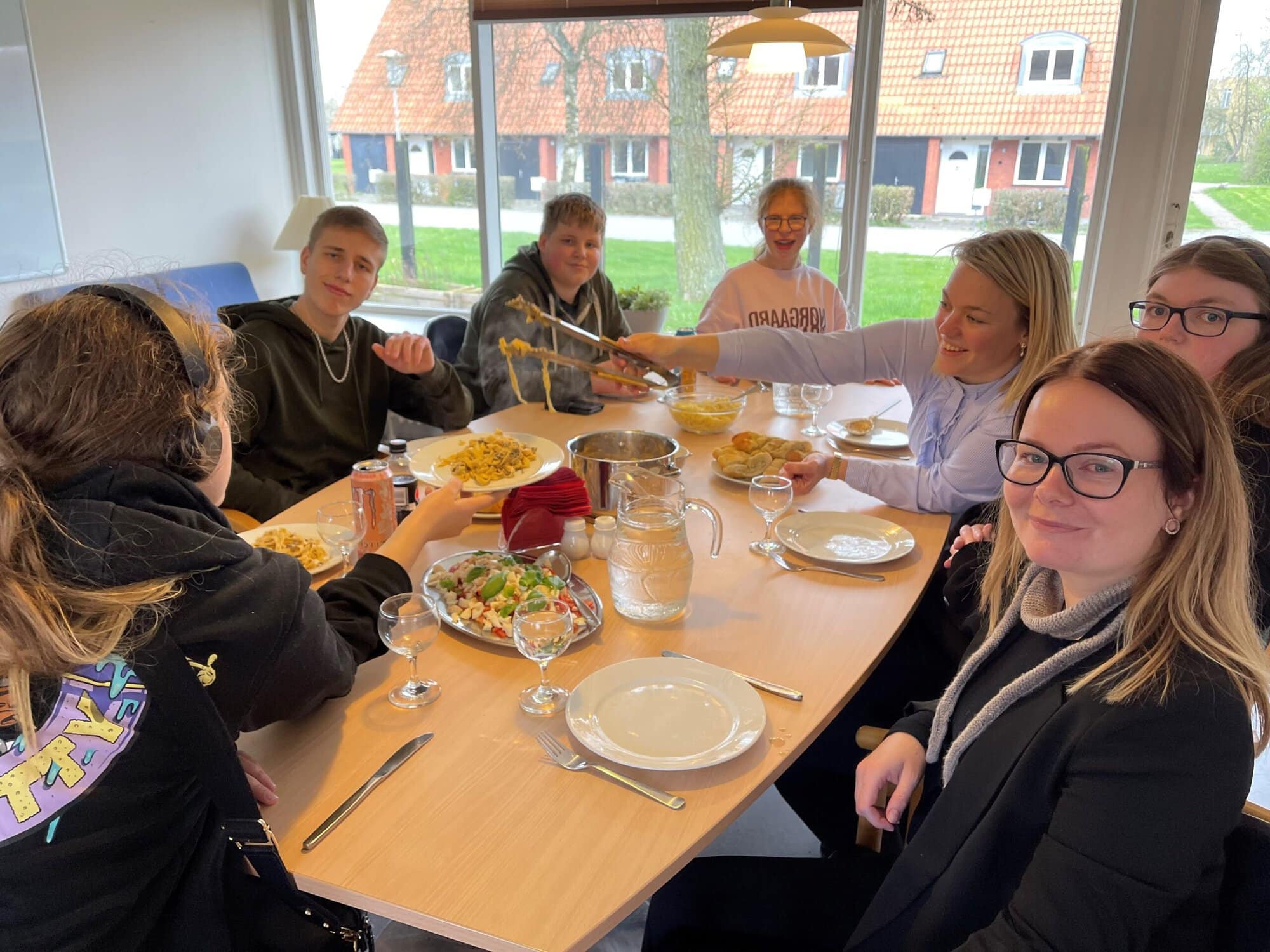 Fællesspisning i bofællesskabet på Filadelfia for unge med særlige behov.