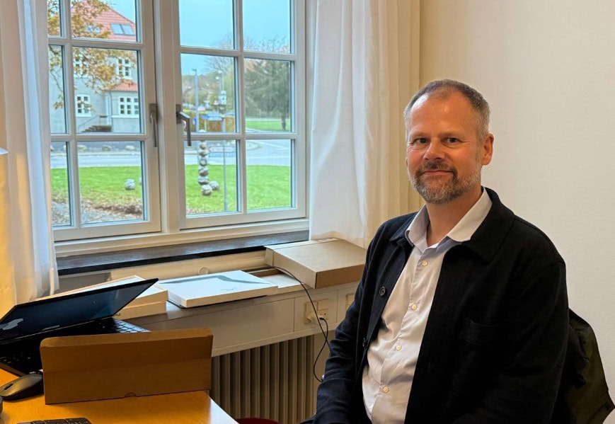Foto af sundhedsfaglig direktør Steffen Birk på sit kontor på Filadelfia